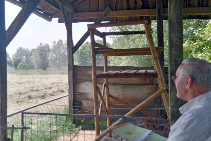 H. Arendsen overdenkt na het plaatsen van wildspiegels welke activiteiten de reeën nog meer kunnen helpen